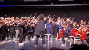 300 estudiants omplen l'escenari de música i emocions al concert de clausura del Projecte Cordes a Sant Pere de Ribes. Ajt Sant Pere de Ribes