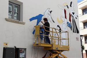 Un mural de grans dimensions retrata els personatges de tres obres de Guimerà a la façana de la Casa Museu del Vendrell. ACN