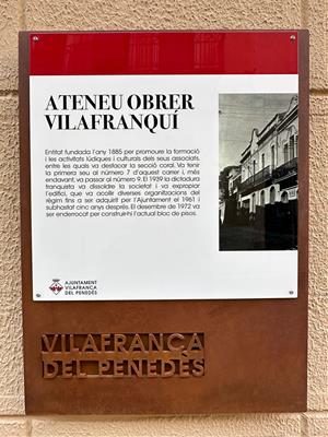 Una placa homenatja l'Ateneu Obrer Vilafranquí al carrer que porta el seu nom. Ajuntament de Vilafranca