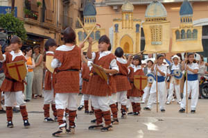 Els components del ball del Miralpeix representen la llegenda de la lluita entre sarraïns i cristians. fdg/c. castro