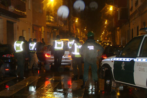 Passades les quatre de la matinada la guardia civil treia del pis del carrer Bailen a l'imam de Vilanova per portar-lo a la mesquita. fdg/ c. castro
