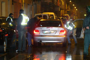 Moment en que es introduit dins d'un vehicle policial l'Imam de Vilanova. fdg/carles castro