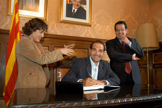 Isaac Gálvez signant el llibre d'honor a l'Ajuntament. fdg/rita lamsdorff