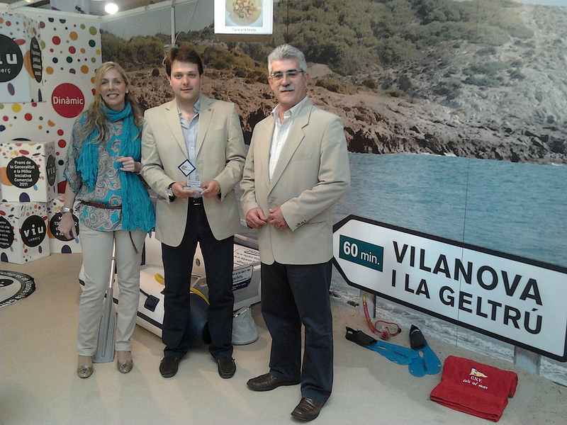 Ajt Vilanova i la Geltrú. Maribel Rodríguez, Gerard Figueras i Pere Cayuela amb el premi Joan Camprobó 