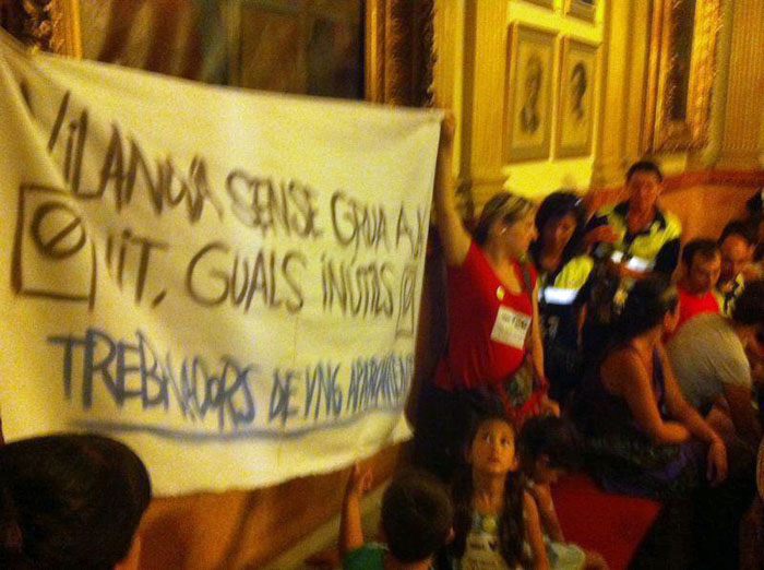 VD. Els treballadors de VNG Aparcaments protesten al ple