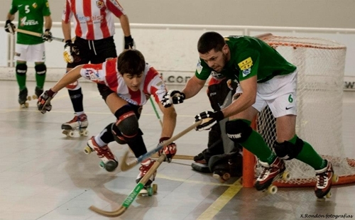 Jordi Ferrer, disputant una bola a un jugador del Sant Feliu / X. Rondón