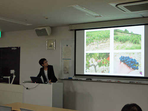 La geògrafa japonesa Yuka Saito de la Universitat de Kinjo-Gakuin (Nagoya) presenta l'estudi sobre Turisme de Subirats