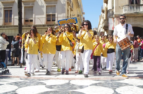 Les Gralles dels Bordegassos, entrant a la plaça de la Vila en una actuació recent / Maite Gomà