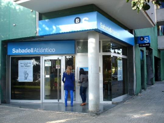 Banc Sabadell. La nova imatge de l'oficina de la plaça de la Moixiganga, a Vilanova i la Geltrú