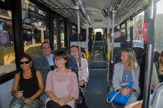 Ajuntament de Calafell. Alcaldes i regidors de Vilanova, Cunit i Calafell a l'estrena de la nova línia de bus cap a Tarragona