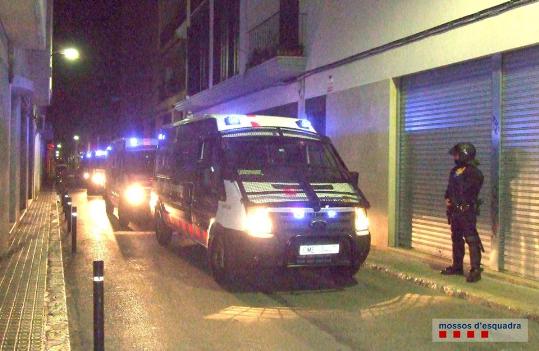 Mossos d'Esquadra. Dispositiu policial en tres locals de Vilanova per prevenir delictes contra la salut pública