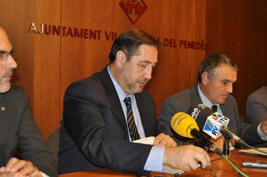 Ajuntament de Vilafranca. El Conseller dAgricultura, Josep M. Pelegrí, dóna el suport institucional al projecte Vinyes per Calor de lAjuntament de V