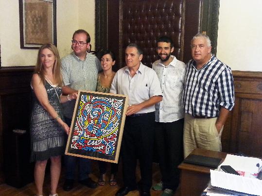 Ajuntament de Vilafranca. Els Administradors fan entrega de l'estampa de sant Fèlix a l'Alcalde de Vilafranca