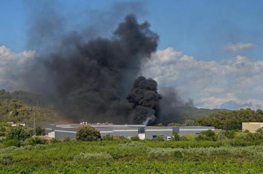 Xavi Navas. Espectacular incendi en una indústria tèxtil de Sant Quintí de Mediona