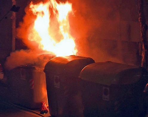 EIX. Imatge d'arxiu d'un contenidor incendiat
