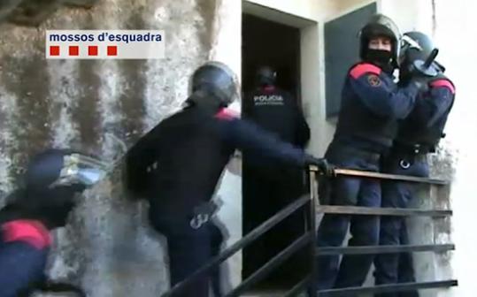 Eix.  Les detencions es van produir pels mossos en el domicili dels detinguts