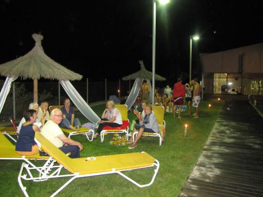 Ajt Sant Pere de Ribes. Les piscines de Ribes s'obren a la nit per oferir altres activitats