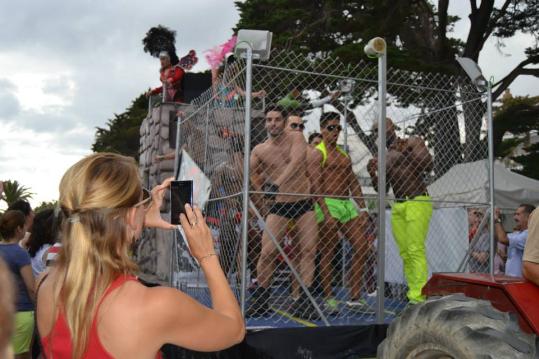 EIX. Milers de persones omplen la rua del Sitges Gay Pride