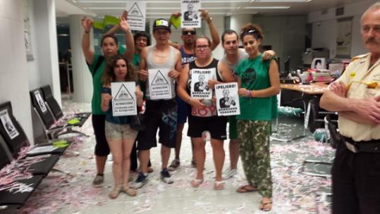 EIX. Mireia Álvarez, acampada durant 50 dies davant de Bankia a Vilanova