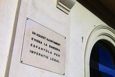 Eix. Placa a l'Ajuntament de Sant Sadurní
