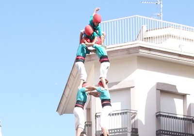 Castellers de Vilafranca. Torre de 9 amb folre i manilles dels Castellers de Vilafranca a Sitges