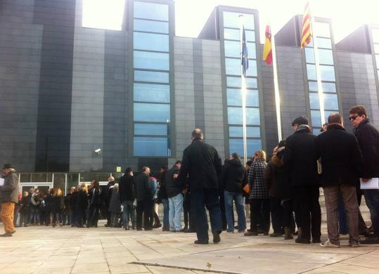 Carles Castro. Unes 200 persones fan cua als jutjats de Vilanova per autoinculpar-se del 9N