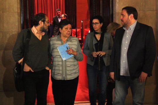 Antonio Baños (CUP), Gabriela Serra (CUP), Marta Rovira (JxSí) i Oriol Junqueras (JxSí), junts als passadissos del Parlament. ACN