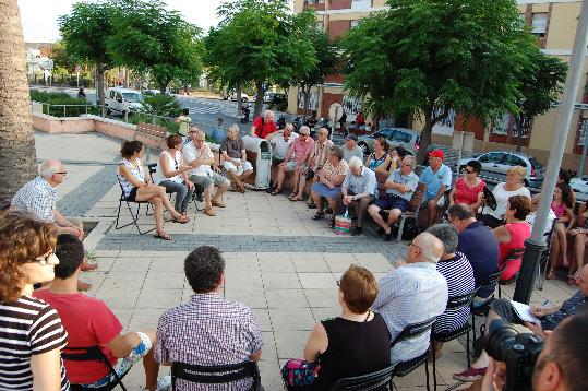 Arrenquen les reunions al carrer de l'alcaldessa de Sant Pere de Ribes amb els ciutadans. Ajt Sant Pere de Ribes