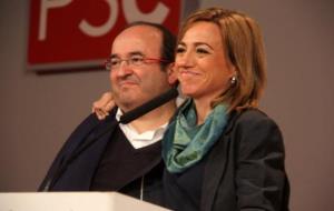 Carme Chacón i Miquel Iceta s'abracen en finalitzar la compareixença de premsa per valorar els resultats electorals del 20 de desembre. ACN