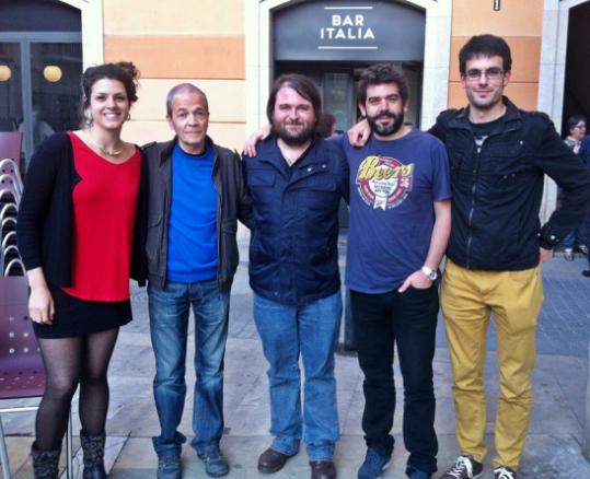 Raül Maigí. D'esquerra a dreta, Carla Benet, Antoni Munné-Jordà, l'editor Ricard Planas, David Gálvez i Albert Pijuan, al Bar Italia de Vilanova