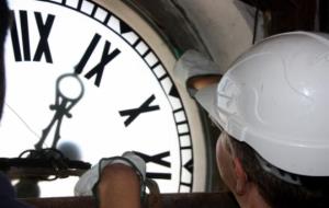 Detall d'un operari desmuntant per la part interior el rellotge de la Plaça de la Vila de Vilanova i la Geltrú. ACN