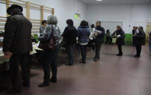 Diverses persones esperen per votar davant les meses electorals a l'obertura de col·legis electorals a l'Institut Tarragona de Tarragona. ACN