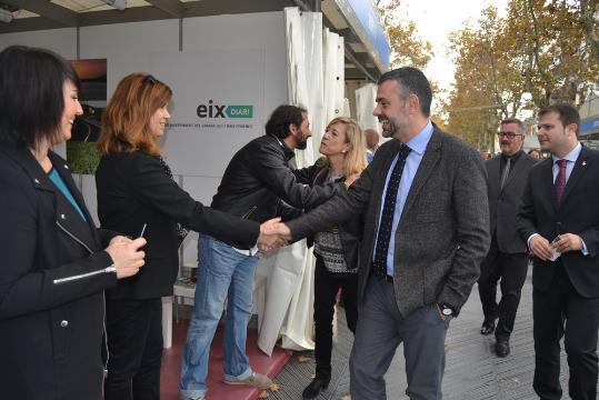 El conseller Santi Vila i l'alcaldessa Neus Lloveras han visitat l'estand d'EIX DIARI durant la inauguració de la mostra i s'han interessat pel joc. E