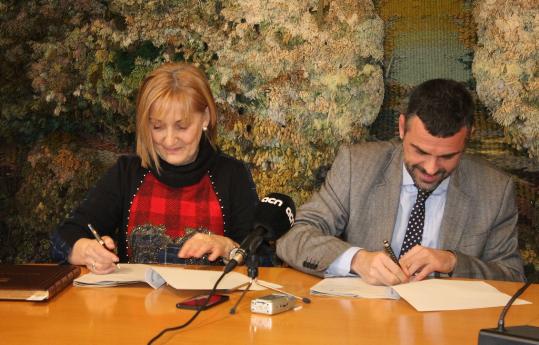 Ajt Sant Sadurní d'Anoia. El conseller Vila i l'alcaldessa Maria Rosell signen un conveni de col·laboració per a l'execució del projecte de millora de