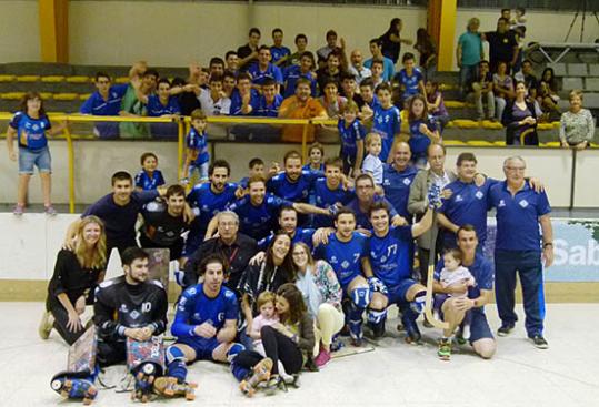 Eix. Els jugadors del Vilafranca celebrant l'entrada ala Copa dela Cers, amb la grada jove
