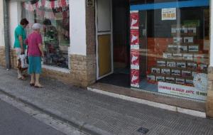 Ajuntament del Vendrell. Els premis de la cinquena campanya comercial del Pla de Barris s’exposen en un local del carrer de Sant Magí