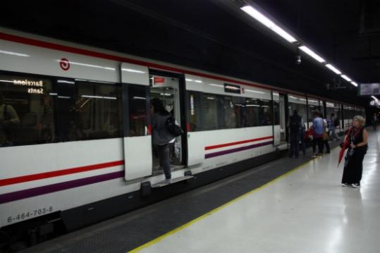 Els usuaris pugen al tren en una andana de l'estació de Sants de Barcelona . ACN