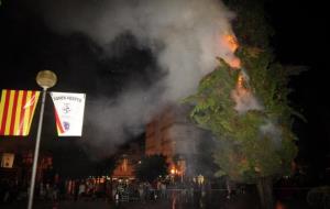 Ensurt a Roquetes per l'incendi d'un arbre en plena celebració de la festa major. Xavier Prat