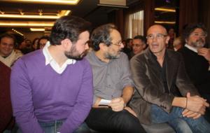 Gabriel Rufián (ERC), Antonio Baños (CUP), Raül Romeva (Junts pel Sí) conversen a l'Assemblea d'Òmnium Cultural. ACN