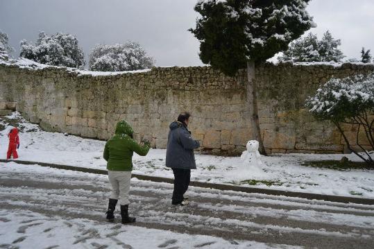 EIX. Imatge de la nevada de 2013 al castell d'Olèrdola