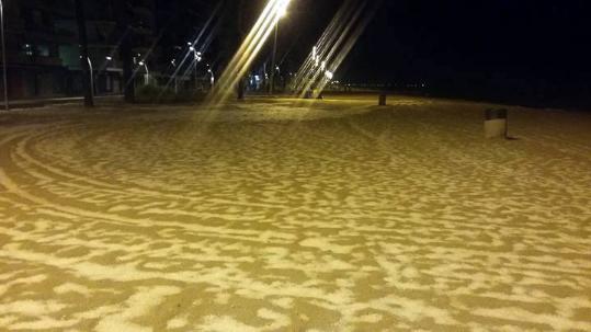 Imatge de la platja de Calafell després de la calamarsada d'aquest dissabte a la nit. Salvador Vernet Papiol