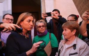 La candidata del PSC al 20-D, Carme Chacón, s'enfronta als activistes de la PAH i es compromet a assumir les seves demandes, a Vilanova. ACN