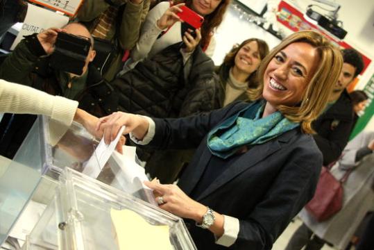 La candidata del PSC, Carme Chacón, votant al seu col·legi electoral, a Esplugues de Llobregat. ACN