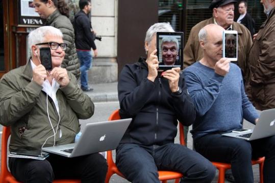 La companyia Tricicle mostrant tauletes, mòbils i portàtils per presentar l'espectacle 'Bits' davant del Teatre Poliorama de Barcelona. ACN
