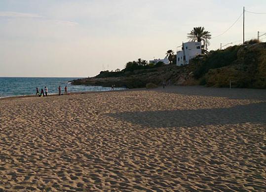 La platja de l’Aiguadolç de Vilanova. Eix