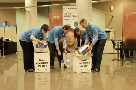 La Caixa. L'Alt Penedès porta 1.276 litres de llet a les oficines de La Caixa per a la campanya Cap nen sense bigoti