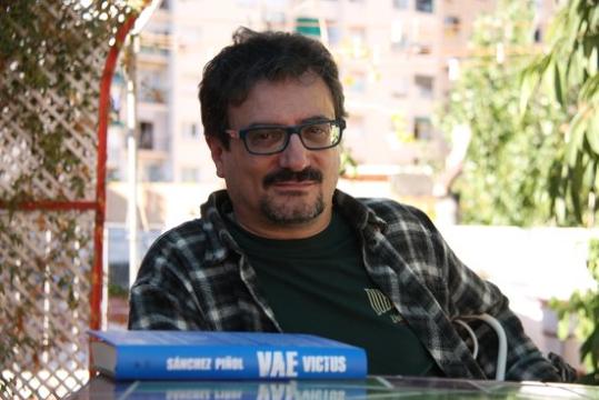 L'escriptor Albert Sánchez Piñol amb un exemplar, en primer pla, de la seva nova novel·la, 'Vae Victus'. ACN