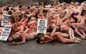 Nuesa multitudinària al centre de Barcelona per denunciar l'ús de pells d'animals. ACN