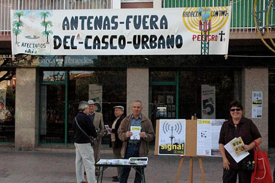 Eix. Pancartes contra les antenes a Sant Pere de Ribes