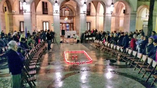 Plantada d'espelmes en memòria de les víctimes de violència masclista a Vilanova. Ajuntament de Vilanova